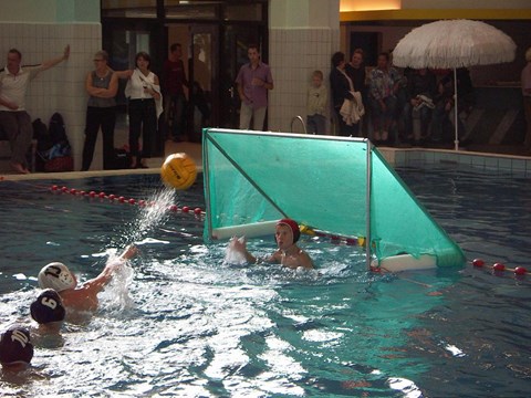 Demonstratie door de waterpoloclub van Aquapoldro